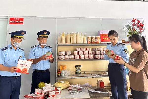 Lực lượng quản lý thị trường Lạng Sơn kiểm tra, rà soát hoạt động sản xuất, kinh doanh sản phẩm khau nhục trên địa bàn tỉnh.