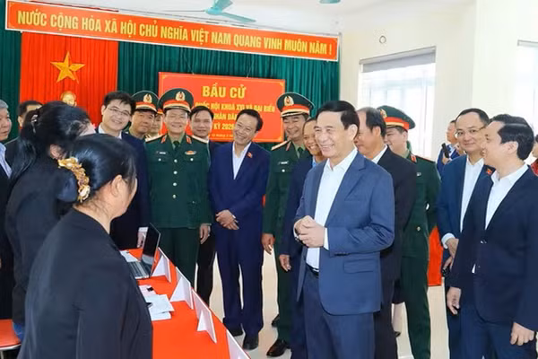 Đại tướng Phan Văn Giang kiểm tra công tác chuẩn bị tại các điểm bầu cử. (Ảnh: Bộ Quốc phòng)