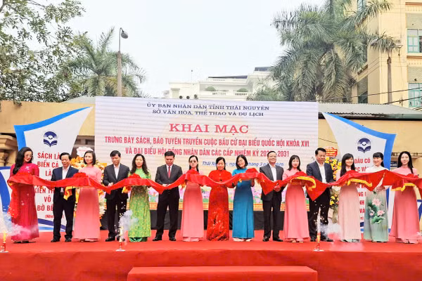 Đại diện lãnh đạo tỉnh và đại biểu cắt băng khai mạc trưng bày. 