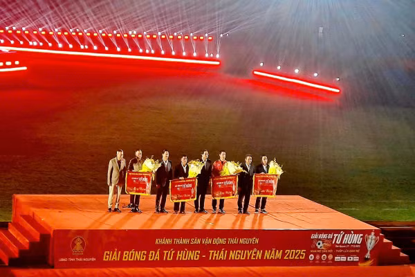 Đại biểu lãnh đạo chúc mừng các đội bóng tham dự giải.
