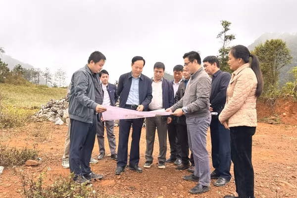 Phó Chủ tịch Thường trực UBND tỉnh Cao Bằng Vũ Đình Quang kiểm tra tiến độ triển khai Dự án Trường Phổ thông nội trú Tiểu học và THCS Lũng Nặm. Ảnh: BCB
