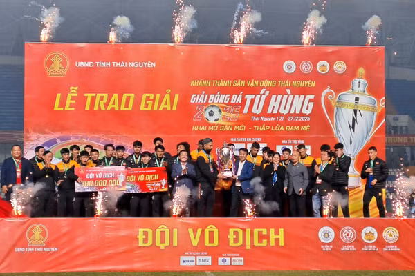 Lãnh đạo tỉnh Thái Nguyên và Ban tổ chức trao cúp vô địch cho CLB Hoàng Anh Gia Lai.