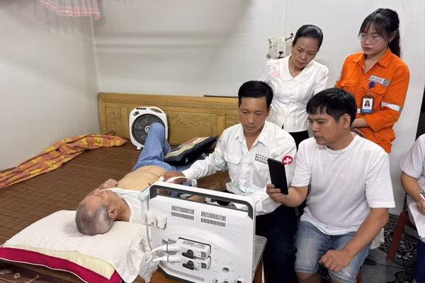 Công ty Núi Pháo mang theo Máy siêu âm di động đến khám tận nhà cho các trường hợp đặc biệt.