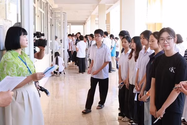 Thí sinh sẵn sàng bước vào môn thi đầu tiên.