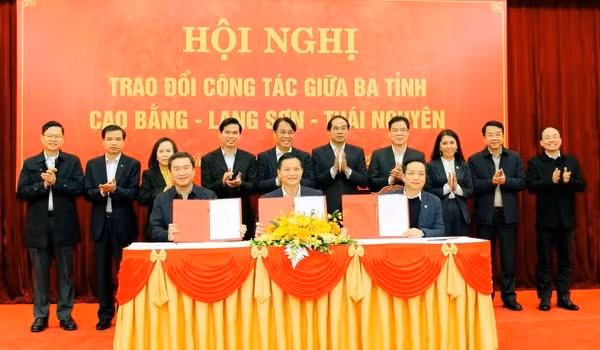 Chủ tịch UBND 3 tỉnh Cao Bằng - Lạng Sơn - Thái Nguyên ký Bản ghi nhớ. Ảnh: BCB