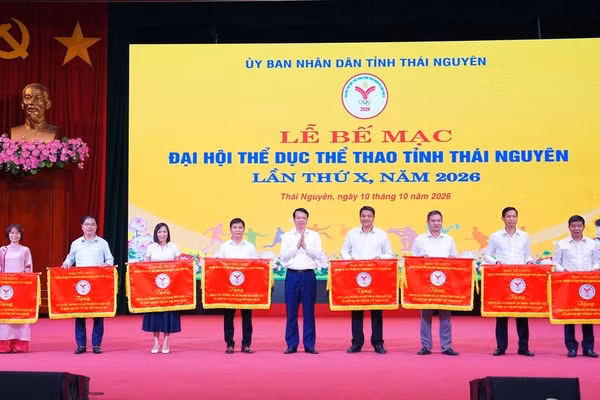 Ông Dương Văn Lượng, Phó Chủ tịch UBND tỉnh Thái Nguyên, Trưởng Ban Tổ chức Đại hội trao Cờ cho các xã/phường. 