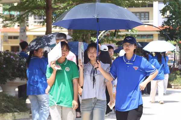 Thí sinh hoàn thành bài thi những môn không chuyên.