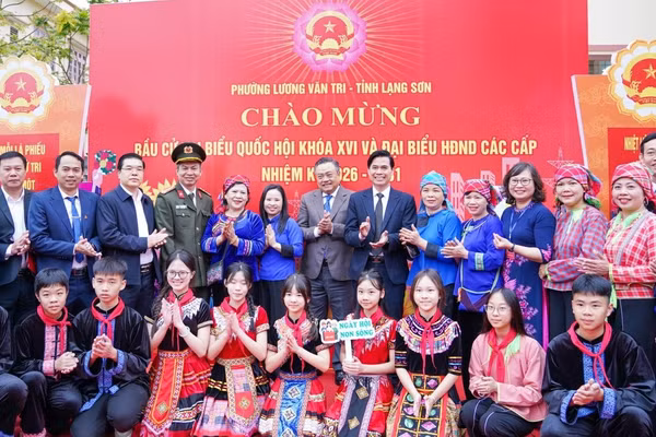 Đại biểu và cử tri tại đơn vị bầu cử số 2, Khu vực bỏ phiếu số 6, phường Lương Văn Tri, Lạng Sơn.