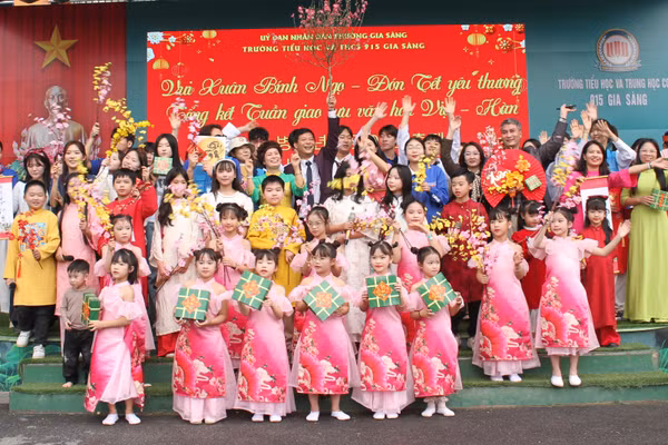 Giao lưu văn hóa Việt - Hàn giữa Trường TH&THCS 915 Gia Sàng và Trường Đại học Thành phố Seoul, Hàn Quốc.