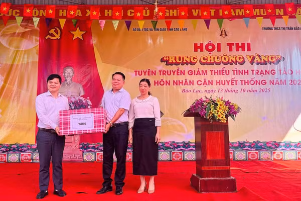 Ông Bế Đăng Khoa (bên trái), Tỉnh ủy viên, Giám đốc Sở Dân tộc và Tôn giáo tỉnh Cao Bằng tặng quà tại Hội thi Rung chuông vàng.