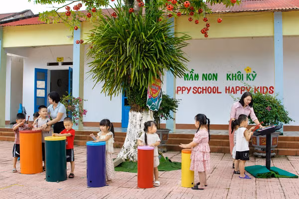 Cô và trò Trường Mầm non Khôi Kỳ (xã Đại Từ, Thái Nguyên).