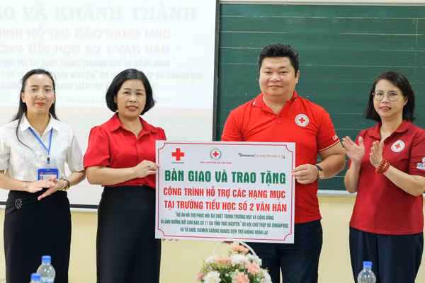Bàn giao, trao tặng công trình hỗ trợ tại Trường TH số 2 Vân Hán, Thái Nguyên. 