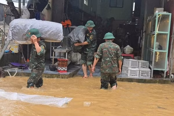 Lực lượng chức năng hỗ trợ người dân xã Thất Khê, Lạng Sơn di dời.