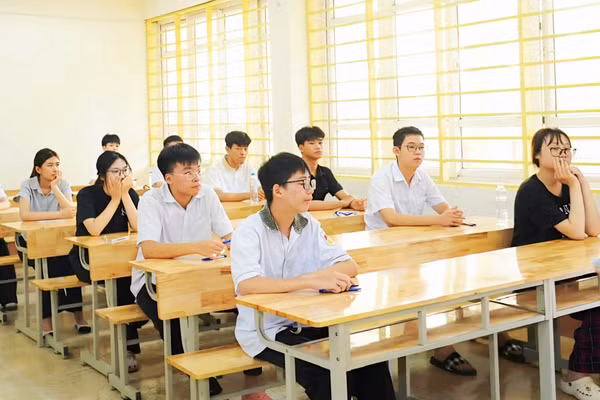 Thí sinh tham dự kỳ thi tuyển sinh vào lớp 10 tại Thái Nguyên.