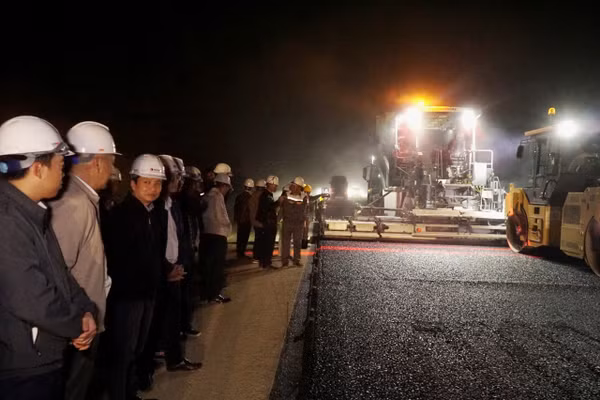 Chủ tịch UBND tỉnh Cao Bằng Lê Hải Hòa kiểm tra công tác thảm bê tông nhựa đoạn tuyến đầu tiên trên cao tốc Đồng Đăng - Trà Lĩnh. Ảnh: N.H