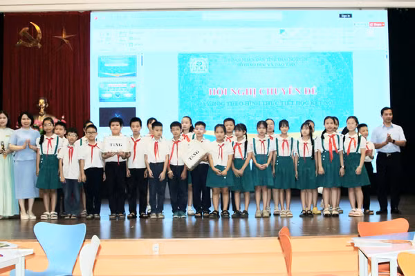 Lãnh đạo Sở GD&ĐT Thái Nguyên, Phòng GD Tiểu học và GD Mầm non động viên, chúc mừng cô và trò thực hiện tiết học kết nối. 