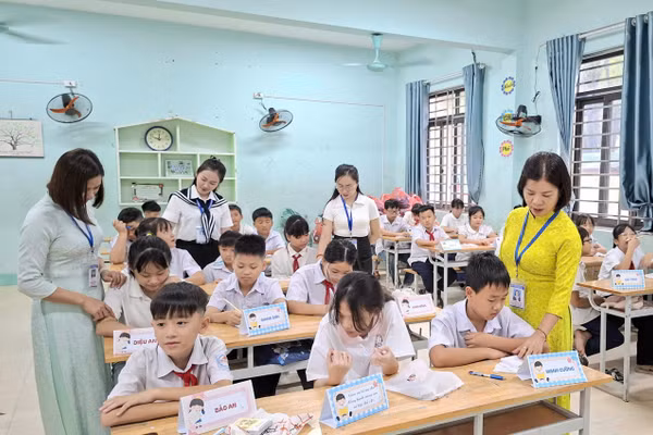 Cô giáo Đào Thị Hồng Hạnh (áo dài màu vàng) trở lại giảng dạy chuyên môn.