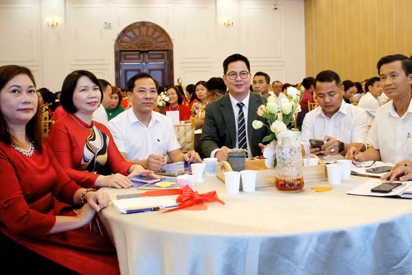 Các đại biểu, chuyên gia tham dự chương trình tập huấn.