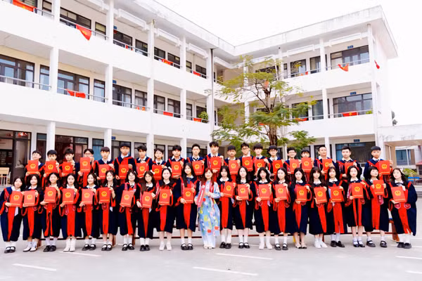 Thủ khoa Phạm Phương Linh với cô giáo chủ nhiệm và bạn bè cùng lớp. 
