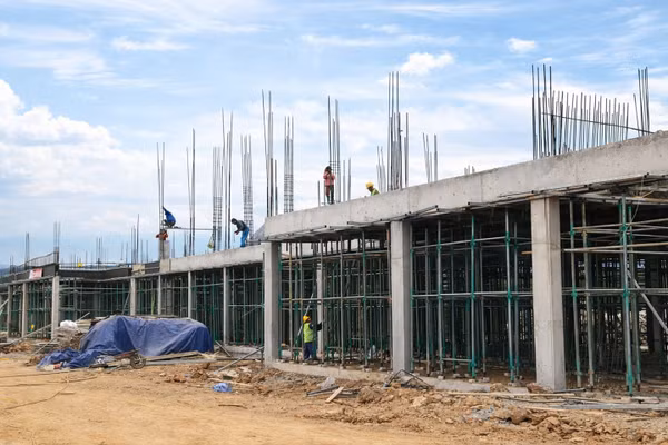 Tiến độ xây dựng Trường Phổ thông nội trú liên cấp xã Khuất Xá đang được đẩy nhanh. 