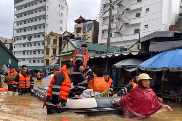 Lực lượng Công an tỉnh Lạng Sơn hỗ trợ sơ tán người dân khu vực chợ Giếng Vuông phường Kỳ Lừa.