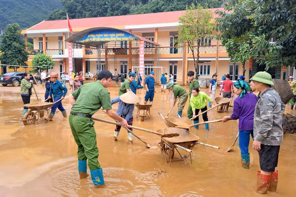 Các lực lượng, người dân phối hợp hỗ trợ dọn dẹp Trường Phổ thông dân tộc bán trú THCS Xuân Trường (Cao Bằng).