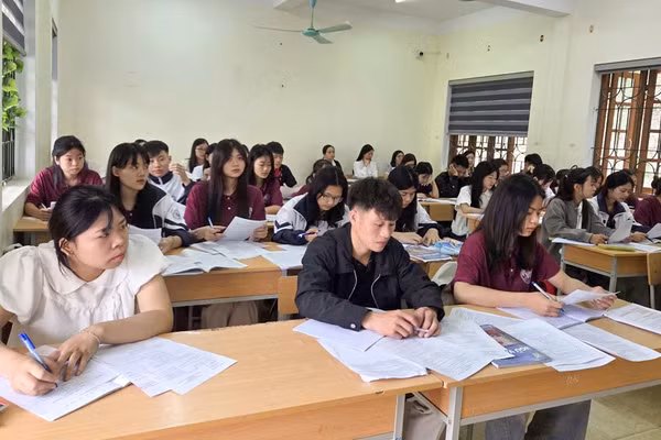 Học sinh Trường THPT Bảo Lạc tập trung ôn luyện chuẩn bị cho kỳ thi tốt nghiệp THPT.