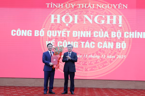 Phó Trưởng Ban Tổ chức Trung ương Nguyễn Quang Dương trao Quyết định và tặng hoa chúc mừng ông Vương Quốc Tuấn.