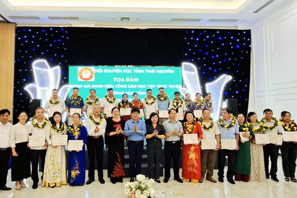 Nhiều tấm gương tiêu biểu được trao tặng học bổng “Học không bao giờ cùng”.