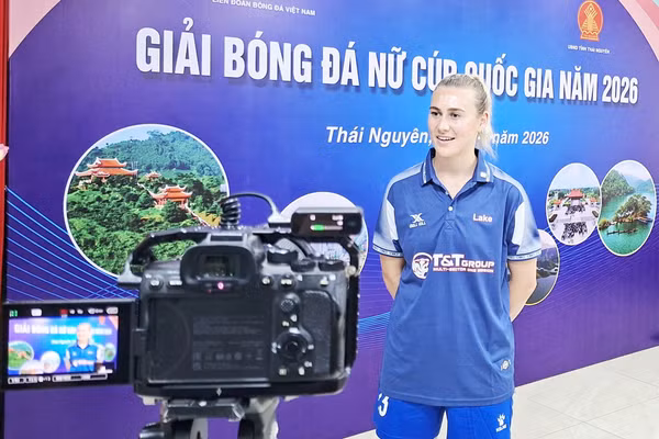Cầu thủ Rebecca Lake của CLB Thái Nguyên T&T trả lời phỏng vấn tại cuộc họp báo. 