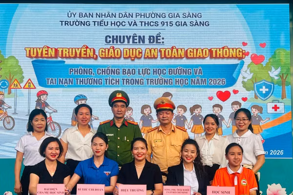 Đại biểu chứng kiến đại diện gia đình, học sinh kí cam kết với nhà trường việc thực hiện các nội dung an toàn giao thông, an toàn trường học.