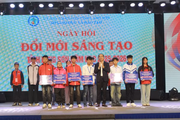 Ban Tổ chức trao giải cho cá nhân, đội thi đạt kết quả cao tại Ngày hội.