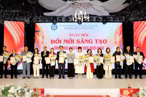 Lãnh đạo Sở GD&ĐT Lạng Sơn chúc mừng các đơn vị tham gia Ngày hội đổi mới sáng tạo.