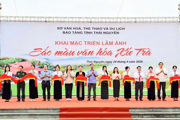 Đại biểu cắt băng khai mạc Triển lãm.