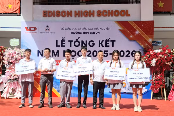 Lãnh đạo Tập đoàn Vân Đạo, CTCP Đầu tư Giáo dục và Phát triển nguồn nhân lực Con Đường Sáng trao thưởng học sinh xuất sắc.
