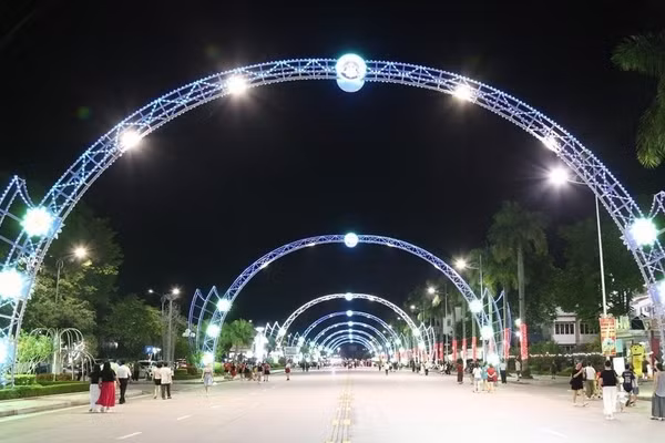 Không gian văn hóa đường Hùng Vương lung linh ánh sáng về đêm. Ảnh: BLS.