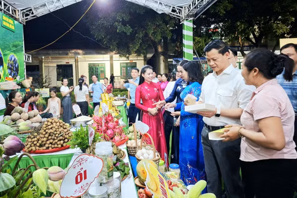Chủ tịch UBND tỉnh Thái Nguyên Vương Quốc Tuấn thăm các gian hàng nông sản địa phương.
