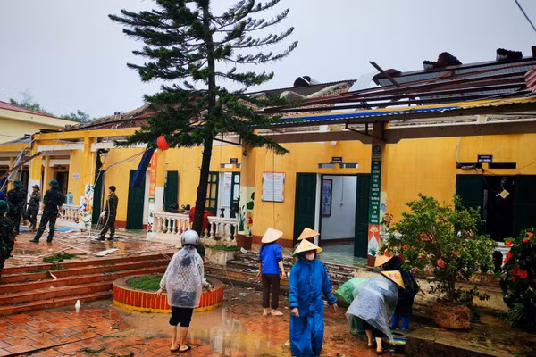 Lực lượng chức năng phối hợp dọn dẹp, sửa chữa, khắc phục hậu quả tại Trường Tiểu học Phú Lạc (Thái Nguyên).