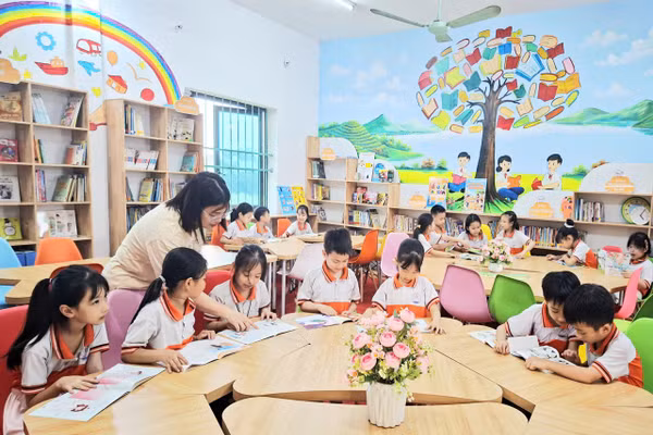 Hoạt động đọc sách tại thư viện Trường Tiểu học Quang Vinh (phường Quan Triều, tỉnh Thái Nguyên).
