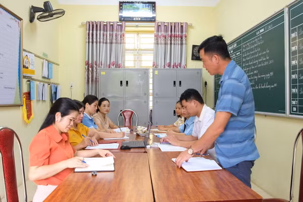 Đại diện UBND xã Đức Long (Cao Bằng) làm việc với Trường Tiểu học Đức Long về kế hoạch giáo dục của Nhà trường.