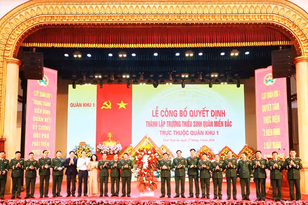Các đại biểu chúc mừng Trường Thiếu sinh quân miền Bắc.