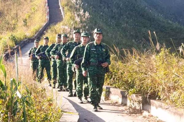 Cán bộ, chiến sĩ Đồn Biên phòng Cửa khẩu Hoành Mô (Bộ đội Biên phòng tỉnh Quảng Ninh) tuần tra bảo vệ biên giới. (Ảnh đơn vị cung cấp)