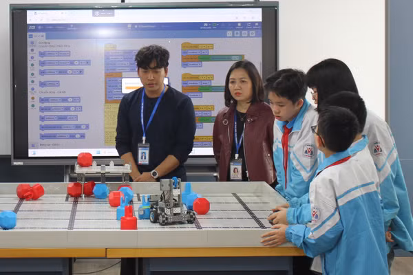 Hoạt động trải nghiệm tại phòng thực hành giáo dục STEM trường THCS Chu Văn An, Thái Nguyên.