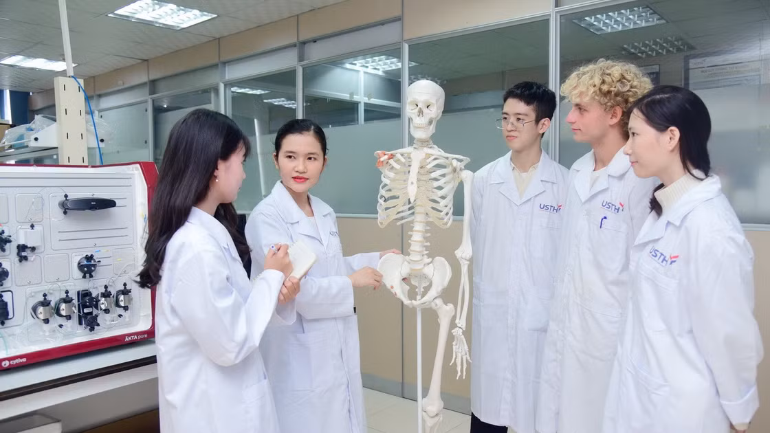 Giờ thực hành của sinh viên Trường ĐH Khoa học và Công nghệ Hà Nội.