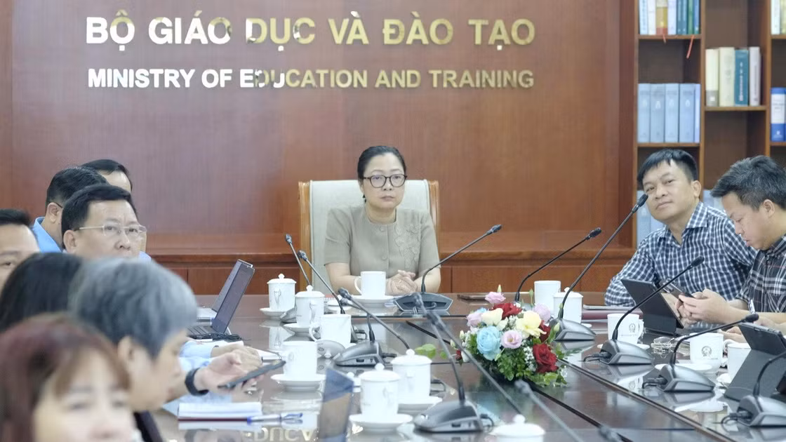 Thứ trưởng Bộ GD&ĐT Nguyễn Thị Quyên Thanh chủ trì cuộc họp.