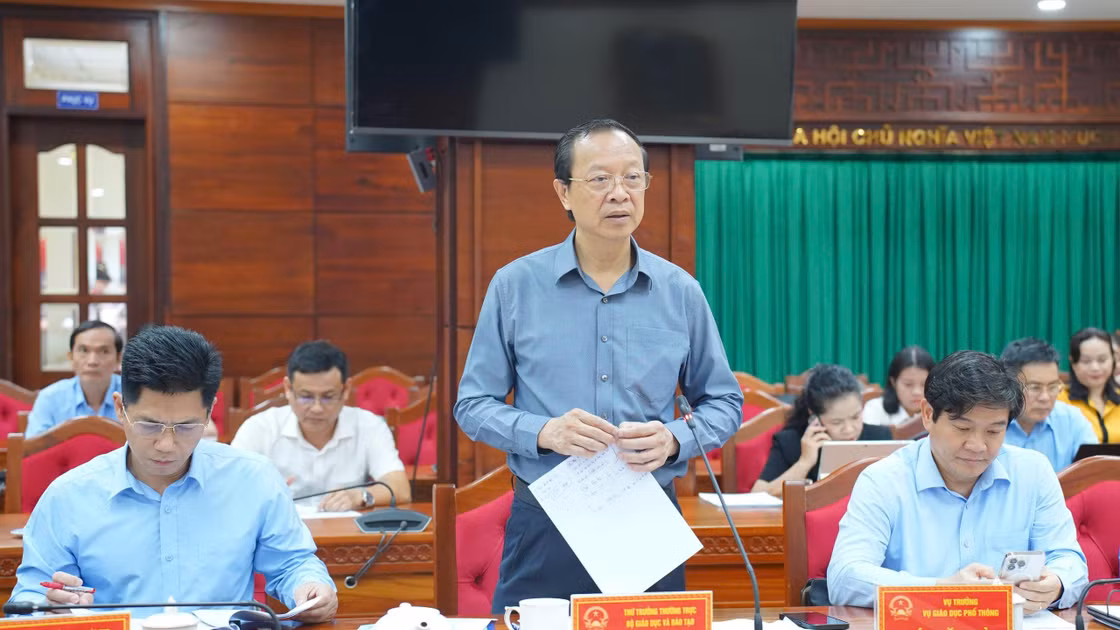 Thứ trưởng Phạm Ngọc Thưởng trao đổi tại buổi làm việc với UBND tỉnh Đắk Lắk. (Ảnh: Thành Tâm)