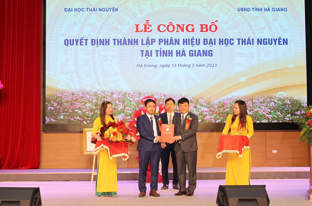 PGS.TS Hoàng Văn Hùng, Giám đốc Đại học Thái Nguyên trao quyết định bổ nhiệm Giám đốc Phân hiệu Đại học Thái Nguyên tại tỉnh Hà Giang.