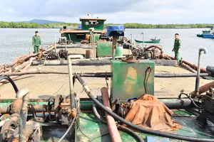 Phương tiện vận chuyển cát trái phép bị bắt giữ.