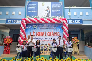 Học sinh hoàn cảnh khó khăn của Trường Tiểu học Thạnh An được tặng xe đạp dịp khai giảng năm học mới.