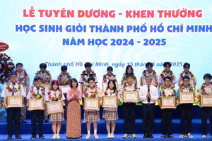 Bà Trần Thị Diệu Thúy, Phó Chủ tịch UBND TPHCM và ông Nguyễn Văn Hiếu, Giám đốc Sở GD&ĐT TPHCM tặng bằng khen cho học sinh có thành tích xuất sắc trong năm học 2024-2025